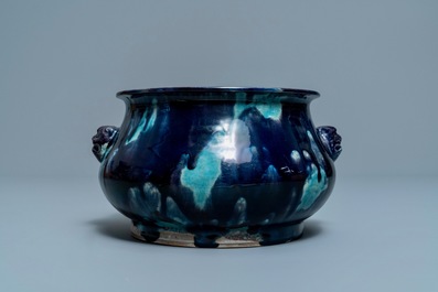 Un br&ucirc;le-parfum en porcelaine de Chine turquoise et aubergine, Kangxi