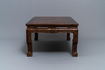 Een Chinese lage rechthoekige houten tafel, kangzhuo, Ming of later
