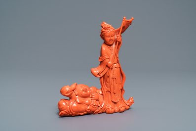 Un groupe en corail rouge sculpt&eacute; figurant un Bouddha riant, Chine, R&eacute;publique, 20&egrave;me