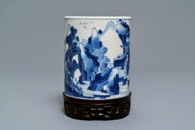 Un pot &agrave; pinceaux en porcelaine de Chine bleu et blanc &agrave; d&eacute;cor d'un carpe, Kangxi