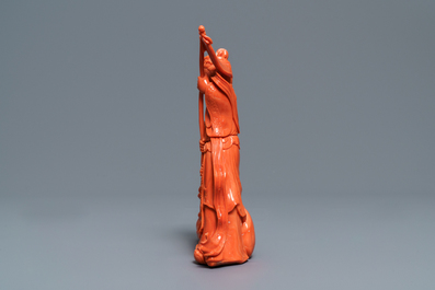 Un groupe en corail rouge sculpt&eacute; figurant un Bouddha riant, Chine, R&eacute;publique, 20&egrave;me