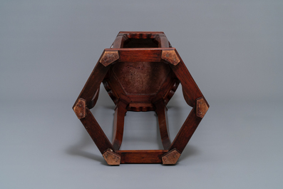A Chinese wooden stand with marble top, 19/20th C.
