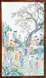 Een grote Chinese famille rose plaquette in een houten tafel, Republiek, 20e eeuw