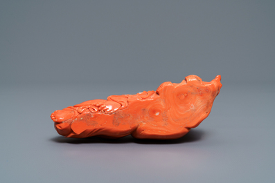 Un groupe en corail rouge sculpt&eacute; figurant un Bouddha riant, Chine, R&eacute;publique, 20&egrave;me