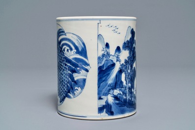 Un pot &agrave; pinceaux en porcelaine de Chine bleu et blanc &agrave; d&eacute;cor d'un carpe, Kangxi
