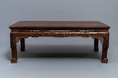 Une table basse de forme rectangulaire en bois, kangzhuo, Ming ou apr&egrave;s
