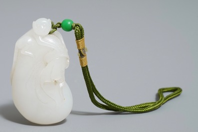 Een Chinese witte jade hanger met een aap op een zak, Qing