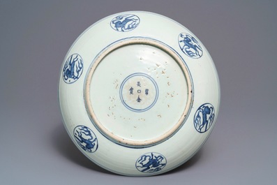 Un plat en porcelaine de Chine bleu et blanc &agrave; d&eacute;cor de grues, marque 'fui gui chang ming', Jiajing