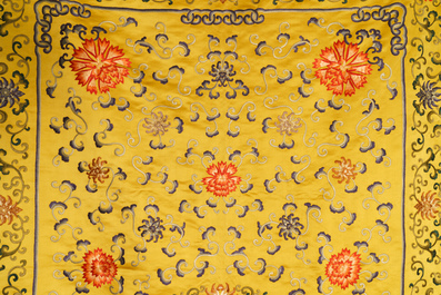 Une nappe d'autel en soie brod&eacute;e &agrave; fond jaune &agrave; d&eacute;cor floral, Chine, 18/19&egrave;me