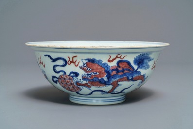 Un bol en porcelaine de Chine bleu, blanc et rouge, marque et &eacute;poque de Qianlong