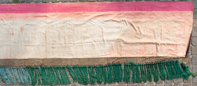 Une frise d'autel en soie brod&eacute;e de forme rectangulaire allong&eacute;, Chine, 19/20&egrave;me