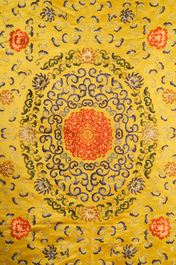 Une nappe d'autel en soie brod&eacute;e &agrave; fond jaune &agrave; d&eacute;cor floral, Chine, 18/19&egrave;me