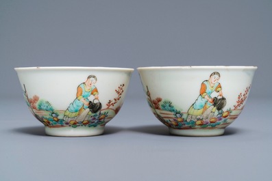 Une paire de tasses et soucoupes en porcelaine de Chine famille rose &agrave; d&eacute;cor europ&eacute;en, Qianlong