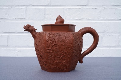 Een grote Chinese Yixing steengoed theepot met reli&euml;fdecor, Kangxi