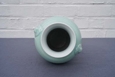 Een Chinese monochrome celadon 'hu' vaas, Qianlong merk, 19/20e eeuw