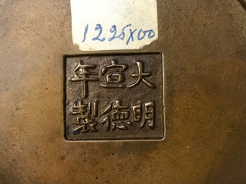 Een Chinese bronzen wierookbrander, Xuande merk, 17/18e eeuw