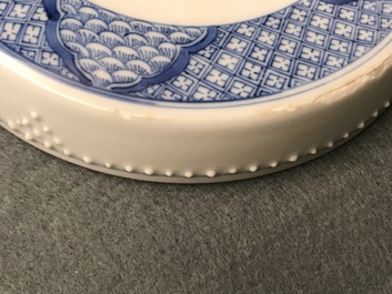 Un bol couvert en porcelaine de Chine bleu et blanc, Kangxi