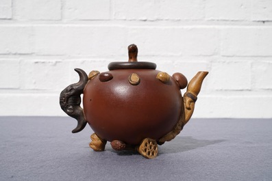 Een Chinese Yixing steengoed theepot met reli&euml;fdecor van vruchten en noten, Shao Er Quan merk, Daoguang