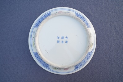 Une jardini&egrave;re sur sous-plat en porcelaine de Chine famille rose, marque de Guangxu, R&eacute;publique, 20&egrave;me