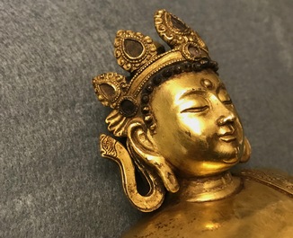 Een Sino-Tibetaanse verguld bronzen figuur van Boeddha Shakyamuni, 17/18e eeuw