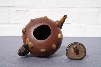 Een Chinese Yixing steengoed theepot met reli&euml;fdecor van vruchten en noten, Shao Er Quan merk, Daoguang