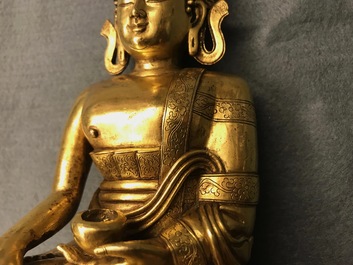 Een Sino-Tibetaanse verguld bronzen figuur van Boeddha Shakyamuni, 17/18e eeuw