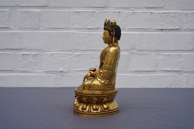 Een Sino-Tibetaanse verguld bronzen figuur van Boeddha Shakyamuni, 17/18e eeuw