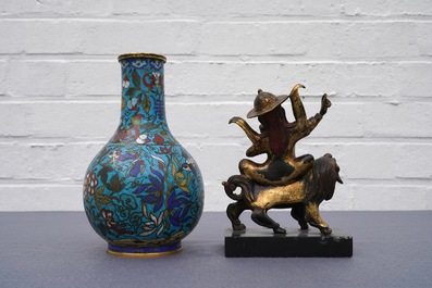 Un vase en &eacute;maux cloisonn&eacute;s et un groupe en bronze dor&eacute;, Chine, 18/19&egrave;me