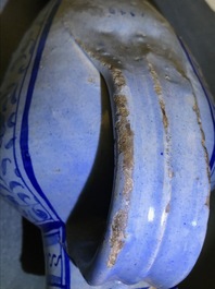 Een blauw-witte Antwerpse majolica siroopkan, gedateerd 1549