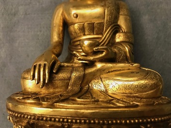 Een Sino-Tibetaanse verguld bronzen figuur van Boeddha Shakyamuni, 17/18e eeuw