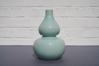 Un vase de forme double gourde en porcelaine de Chine c&eacute;ladon monochrome, marque de Qianlong, 19&egrave;me