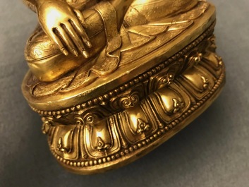 Een Sino-Tibetaanse verguld bronzen figuur van Boeddha Shakyamuni, 17/18e eeuw