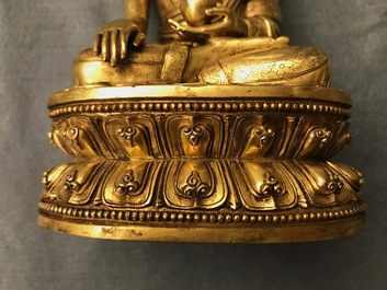 Een Sino-Tibetaanse verguld bronzen figuur van Boeddha Shakyamuni, 17/18e eeuw