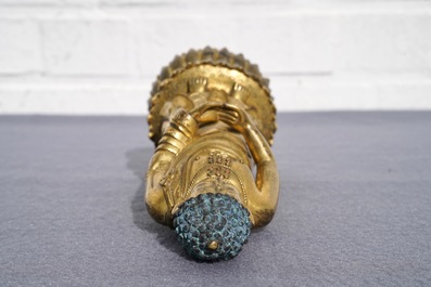 Une figure de Bouddha debout en bronze dor&eacute;, Chine, Qianlong