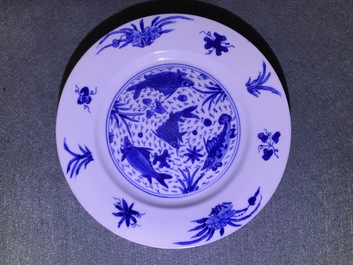 Quatre assiettes en porcelaine de Chine bleu et blanc, marque et &eacute;poque de Kangxi