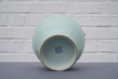 Een Chinese monochrome celadon 'hu' vaas, Qianlong merk, 19/20e eeuw