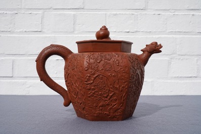 Een grote Chinese Yixing steengoed theepot met reli&euml;fdecor, Kangxi