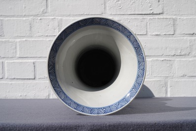 Un vase en porcelaine de Chine bleu et blanc, Kangxi