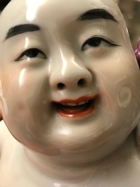 Un groupe en porcelaine de Chine famille rose figurant deux enfants, R&eacute;publique, 20&egrave;me
