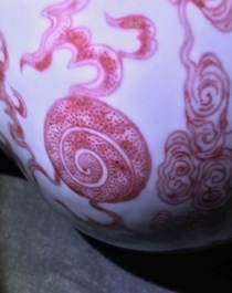 Un vase en porcelaine de Chine &agrave; d&eacute;cor en rouge de cuivre mont&eacute; en bronze dor&eacute;, 18/19&egrave;me