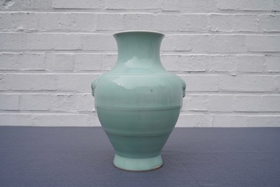 Un vase 'hu' en porcelaine de Chine c&eacute;ladon monochrome, marque de Qianlong, 19/20&egrave;me