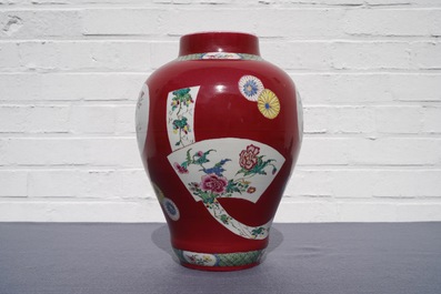 Un vase de forme balustre en porcelaine de Chine famille rose &agrave; fond rouge rubis, Yongzheng