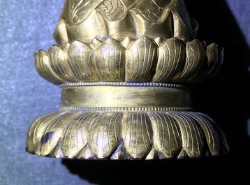 Een Chinese verguld bronzen figuur van een staande Boeddha met inscriptie, Qianlong