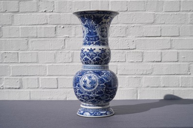 Un vase en porcelaine de Chine bleu et blanc, Kangxi
