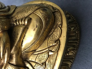 Een Sino-Tibetaanse verguld bronzen figuur van Boeddha Shakyamuni, 17/18e eeuw