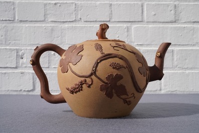 Een grote Chinese Yixing steengoed theepot met druivenranken in reli&euml;f, Kangxi