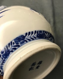 Een Chinese blauw-witte flesvormige vaas, Kangxi merk, 19e eeuw