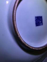 Een Chinees celadon bord in chrysantvorm, Qianlong merk en periode