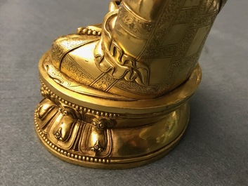 Een Sino-Tibetaanse verguld bronzen figuur van Boeddha Shakyamuni, 17/18e eeuw