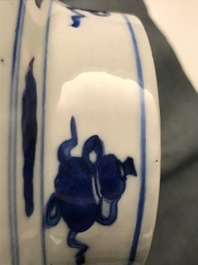 Un vase de forme balustre en porcelaine de Chine bleu et blanc, Kangxi